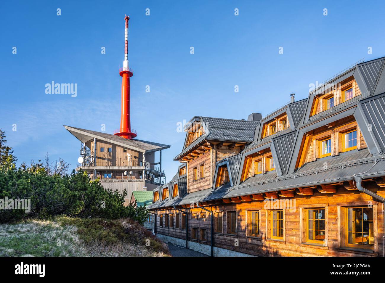 Berghütte aus Holz auf dem Gipfel des Lysa Mountain Stockfoto