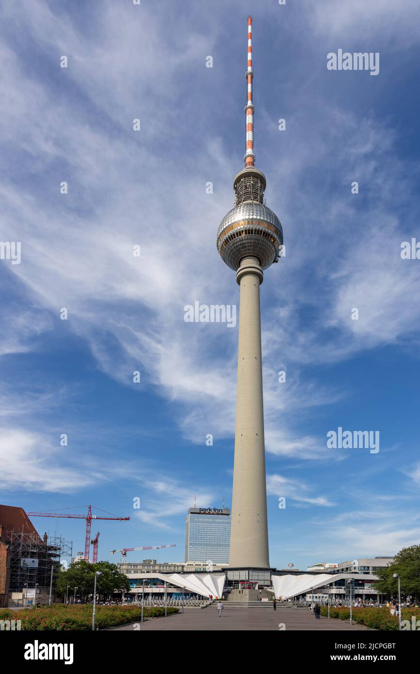 Der berühmte Berliner Fernsehturm oder Fernsehturm Berlin, auch bekannt als Fernsehturm, am Alexanderplatz in der Stadt Berlin, Deutschland. Stockfoto