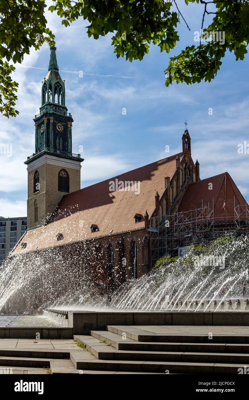 Marienkirche oder Marienkirche, eine evangelisch-gotische Kirche in der Nähe des Alexanderplatzes in Berlin, Deutschland, mit dem Wasserkaskaden-Brunnen. Stockfoto