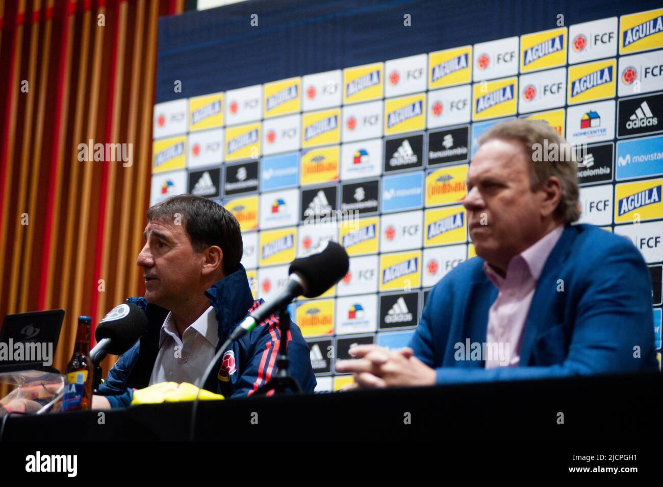 Der kolumbianische Fußballverband stellt seinen neuen Trainer als Ersatz für Reinaldo Rueda in einer Pressekonferenz mit dem neuen Trainer Nestor Loren vor Stockfoto