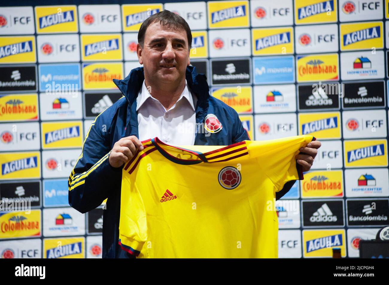 Der kolumbianische Fußballverband stellt seinen neuen Trainer als Ersatz für Reinaldo Rueda in einer Pressekonferenz mit dem neuen Trainer Nestor Loren vor Stockfoto