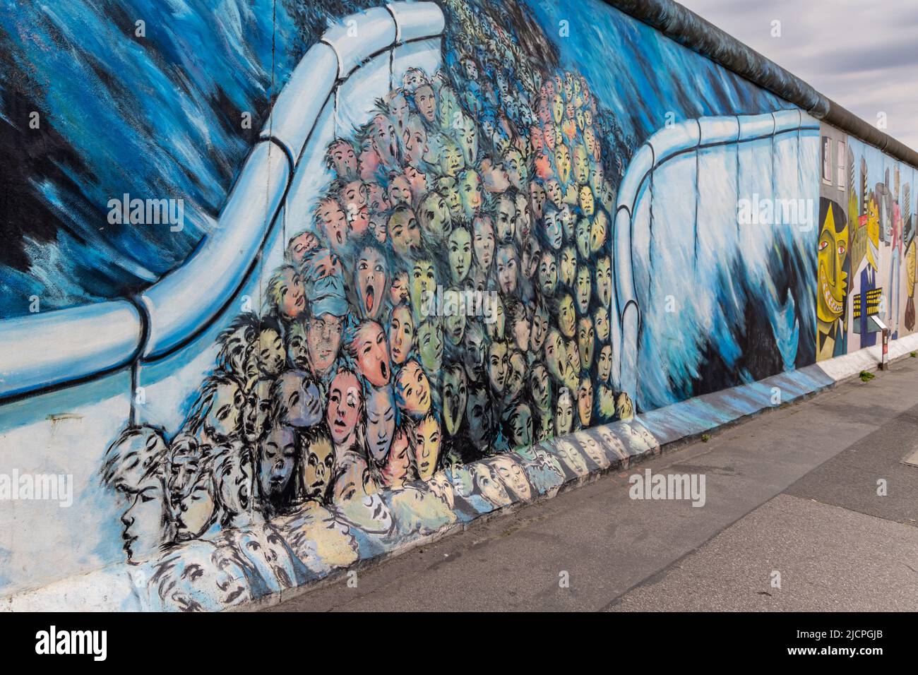 The Berlin East Side Gallery, Graffiti Art picting people Escape East Berlin, Es sah im November von Kani Alavi, Deutschland, Europa Stockfoto