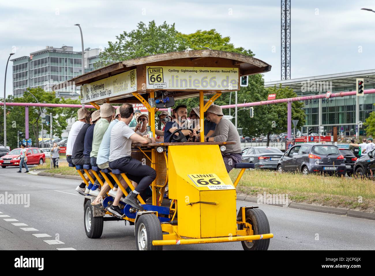 Eine Gruppe von Männern, die in Berlin ein Big Bike oder ein Bier Bike fahren. Stockfoto