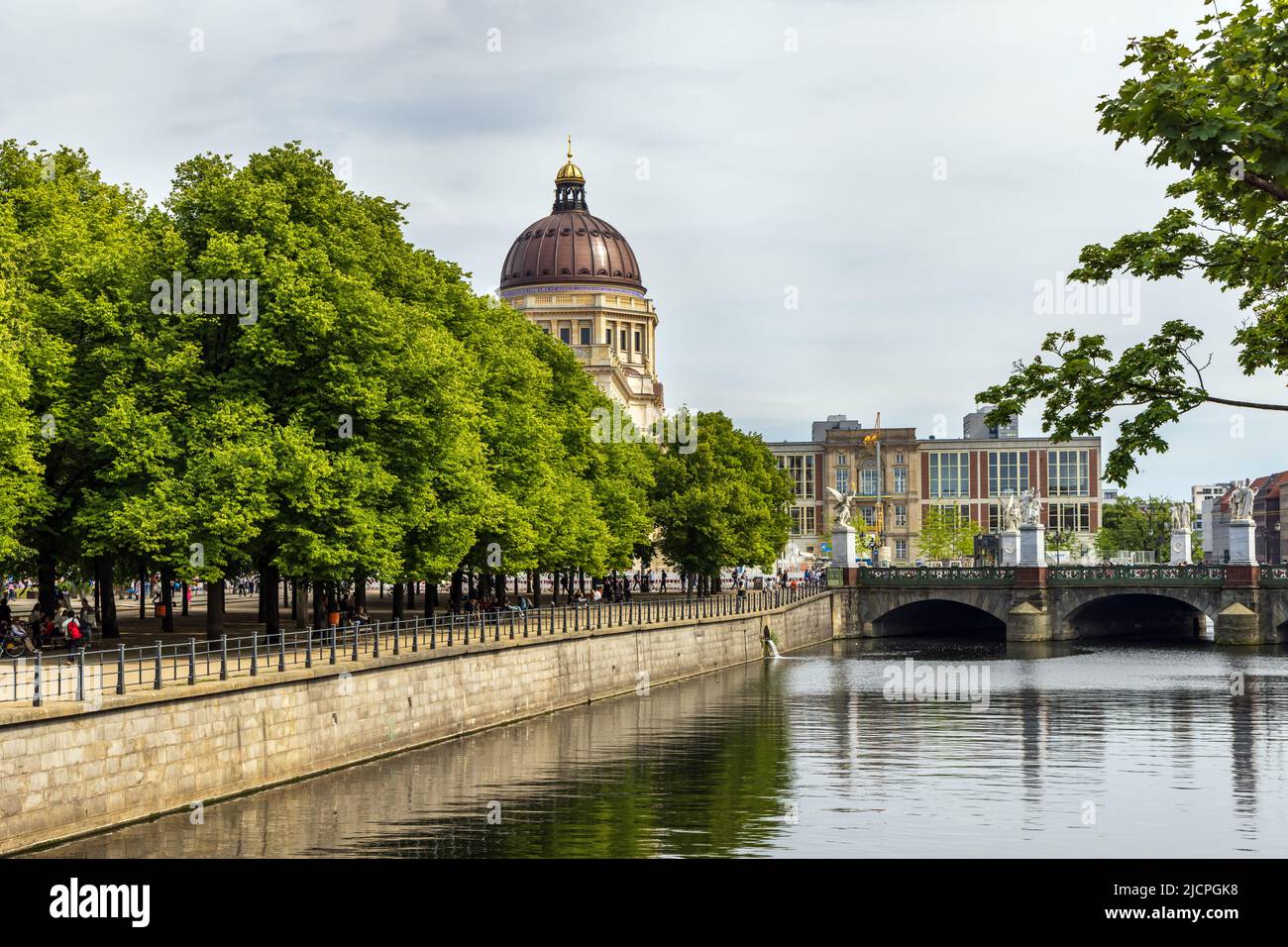 Die Schlossbrücke über den Spreekanal, mit der Kuppel des wiederaufgebauten Berliner Stadtpalastes in der Ferne, Berlin. Stockfoto