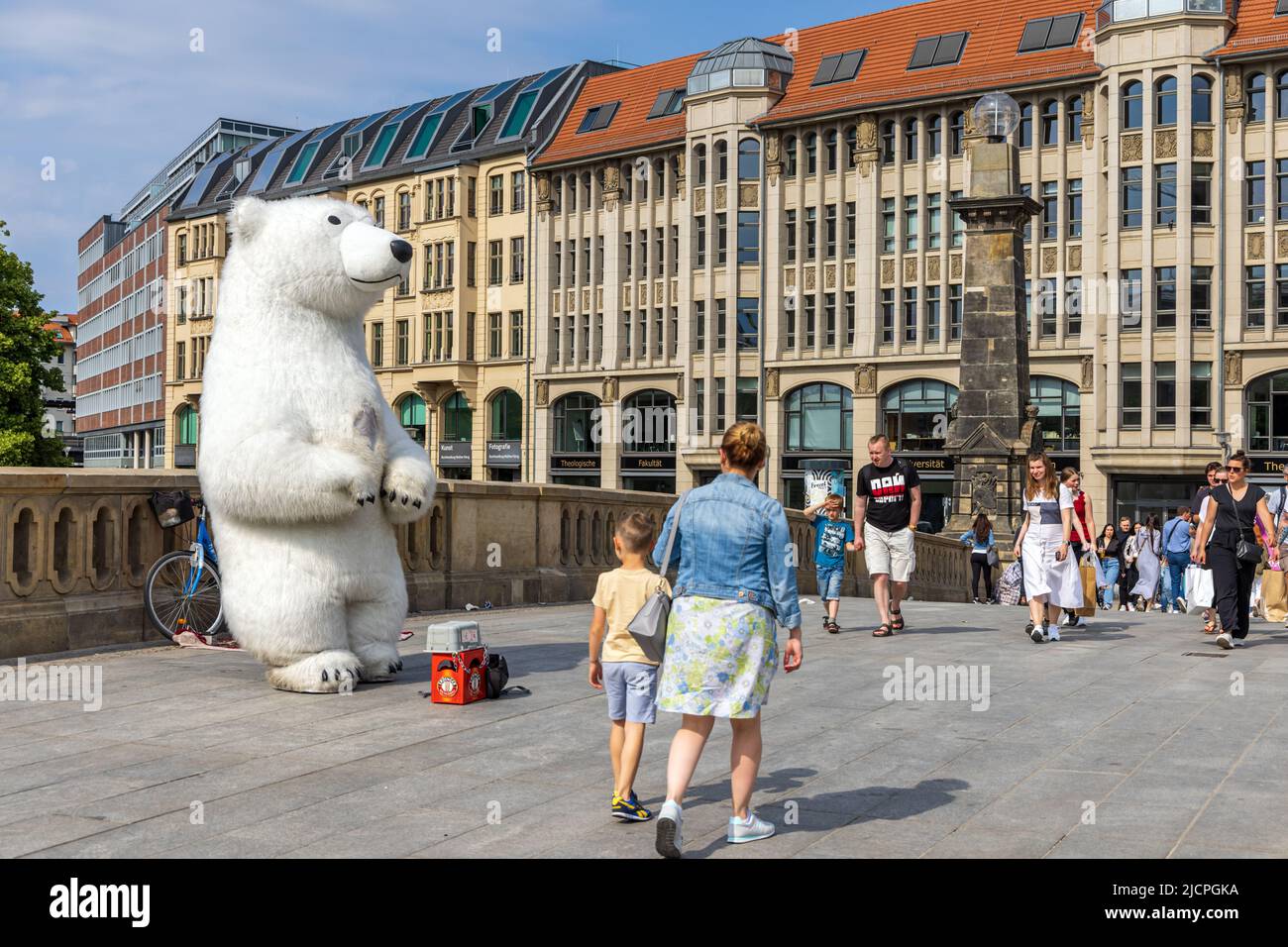 Straßenkünstler in einem Eisbären-Kostüm, der Passanten auf der Friedrichsbrücke im Berliner Bezirk Mitte unterhält. Stockfoto