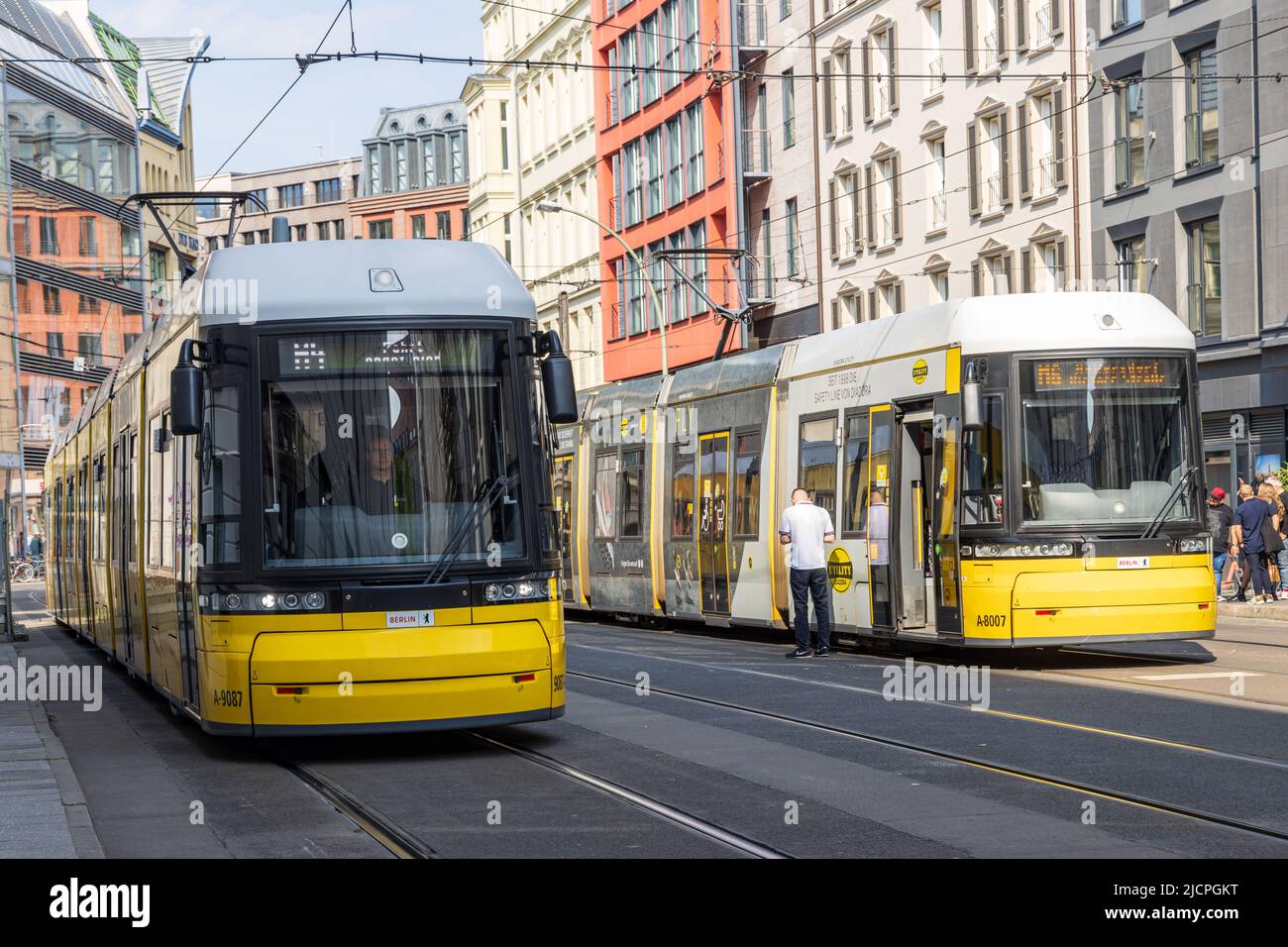 Moderne Straßenbahnen im Zentrum von Berlin, Deutschland Stockfoto