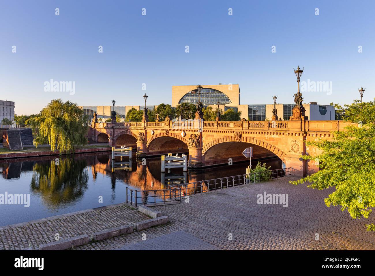 Die steinerne Moltkebrücke über die Spree im zentralen Berliner Bezirk mit dem Bundeskanzleramt im Hintergrund, Deutschland Stockfoto