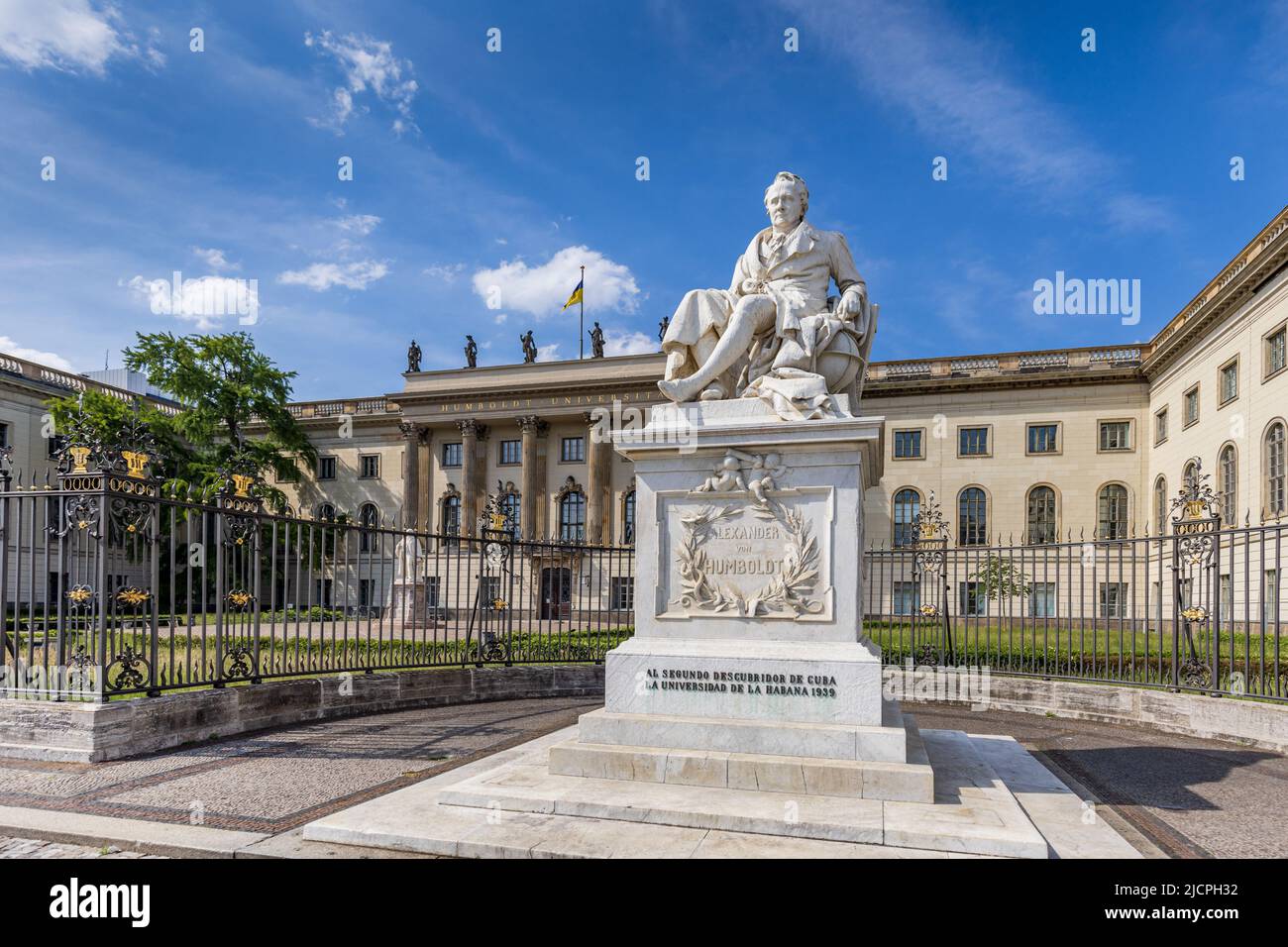 Statue von Alexander von Humboldt vor der Humboldt-Universität in Berlin. Stockfoto