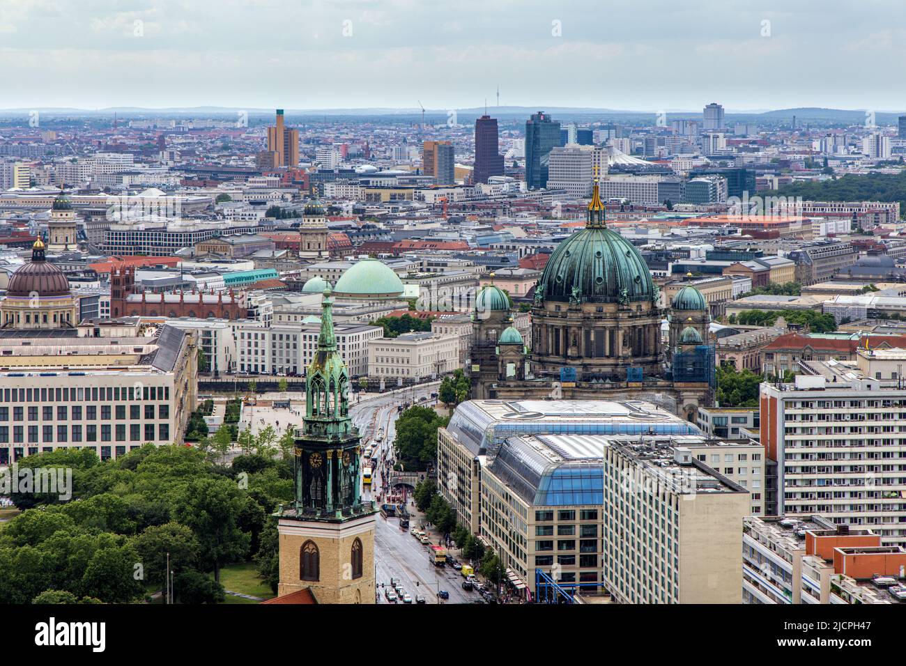 Blick über die Dächer der Stadt Berlin Stockfoto