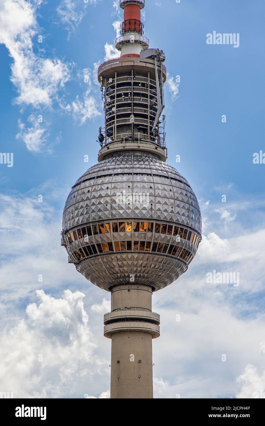 Der berühmte Berliner Fernsehturm oder Fernsehturm Berlin, auch bekannt als Fernsehturm, am Alexanderplatz in der Stadt Berlin, Deutschland. Stockfoto
