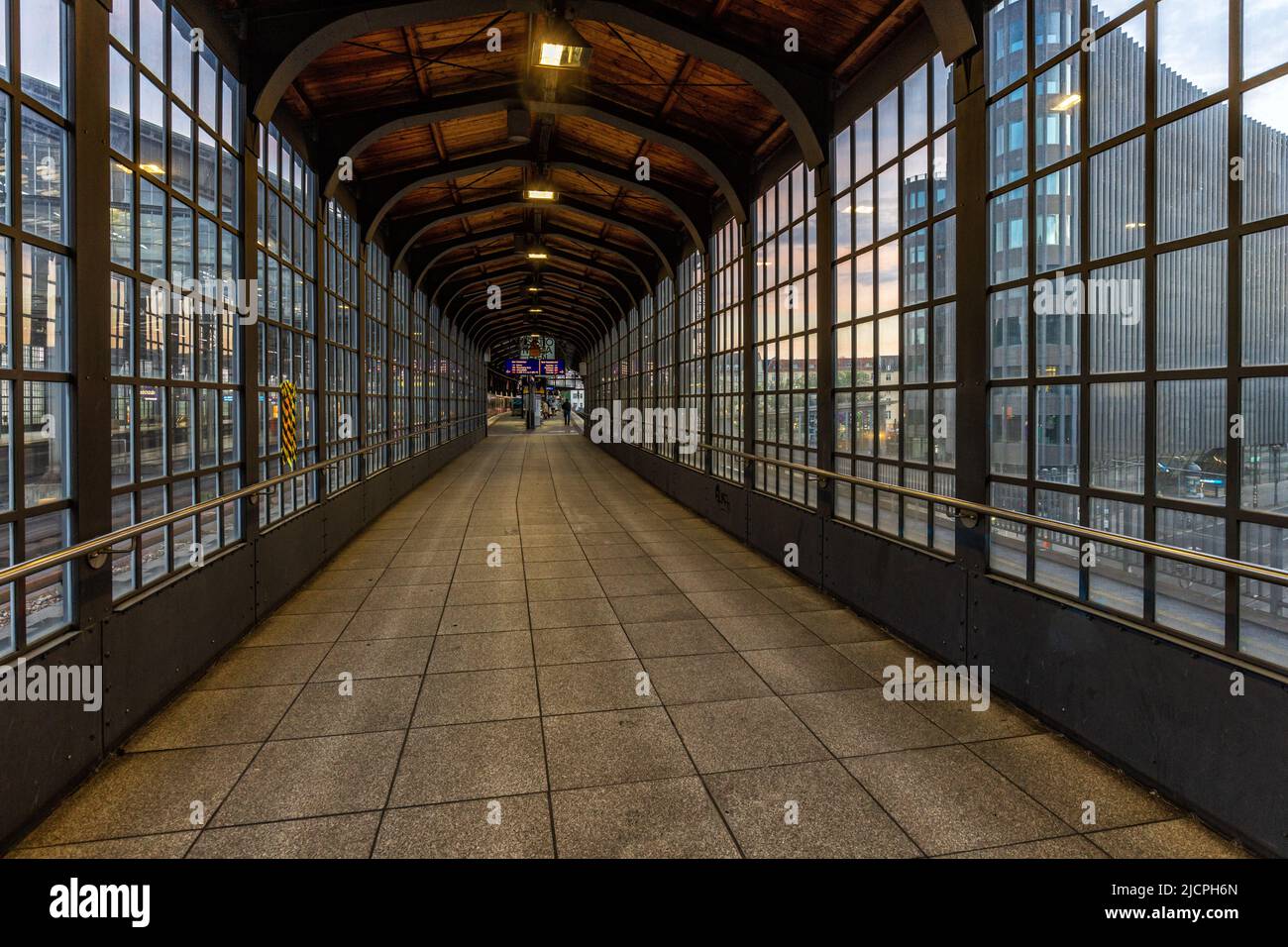 Erhöhter Fußweg zum Bahnhof Friedrichstraße, Berlin, Deutschland Stockfoto