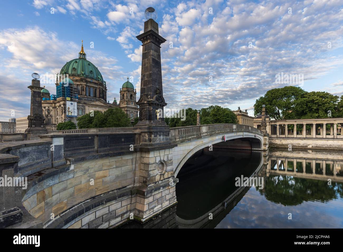 Friedrichsbrücke über die Spree mit dem Berliner Dom, Berlin. Stockfoto
