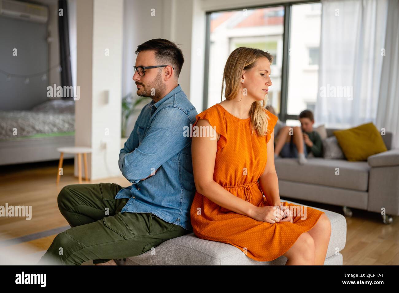 Frustriertes Paar, das argumentiert und Eheprobleme hat. Enttäuscht von der Liebe. Konzept für Scheidung. Stockfoto