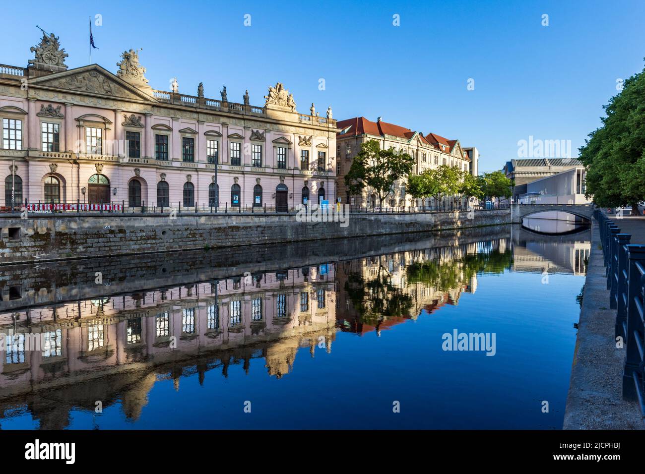 Deutsches Historisches Museum und Gebäude spiegeln sich im Spreekanal in Berlin wider. Stockfoto