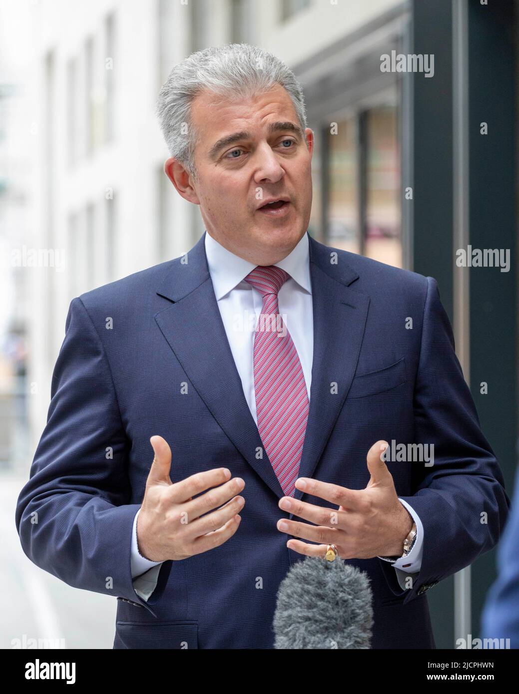 Brandon Lewis erhält Interviews im BBC Broadcasting House am Langham Place. Bild aufgenommen am 12.. Juni 2022. © Belinda Jiao jiao.bilin@gmail.com 07598 Stockfoto