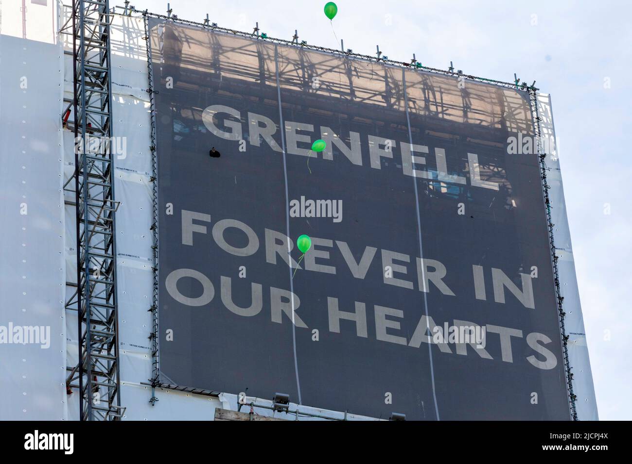 Am Grenfell Tower wird ein Gedenkgottesdienst zum Gedenken an den 5.. Jahrestag des Brandes in Grenfell abgehalten. Im Bild: Luftballons werden losgelassen, um ein Meer darzustellen Stockfoto