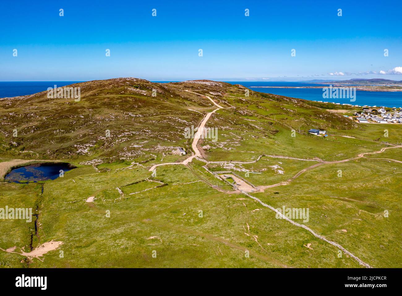 Luftaufnahme des neuen Pfades zum Murder Hole Beach, offiziell Boyeeghether Bay in der Grafschaft Donegal, Irland. Stockfoto