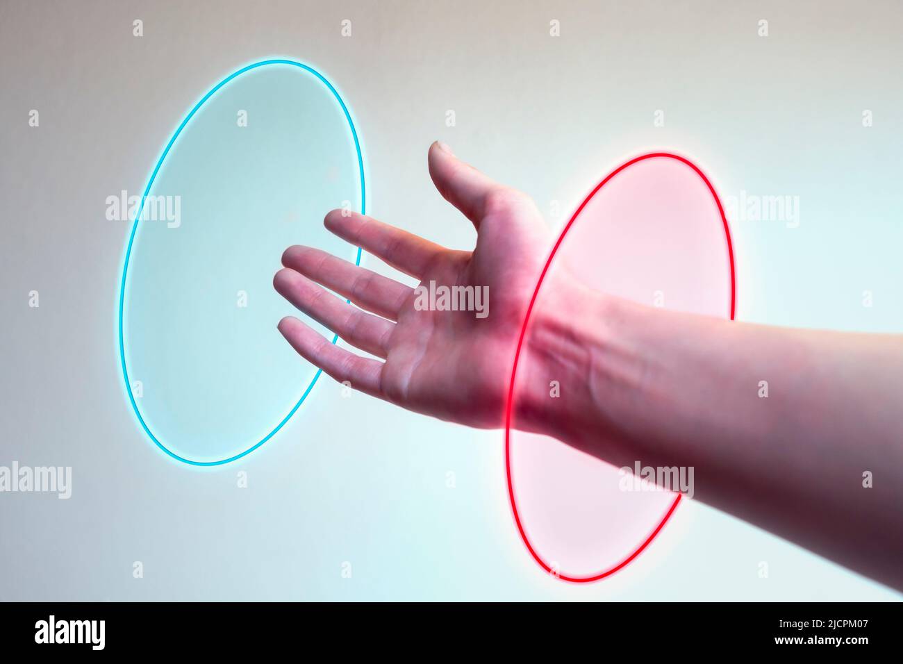 Hand, die in ein Neonlicht als Tor für Metaverse eintritt Stockfoto