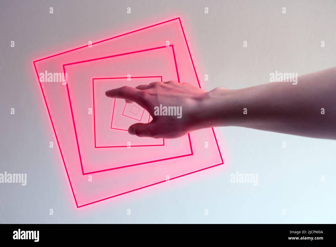 Hand, die in ein Neonlicht als Tor für Metaverse eintritt Stockfoto