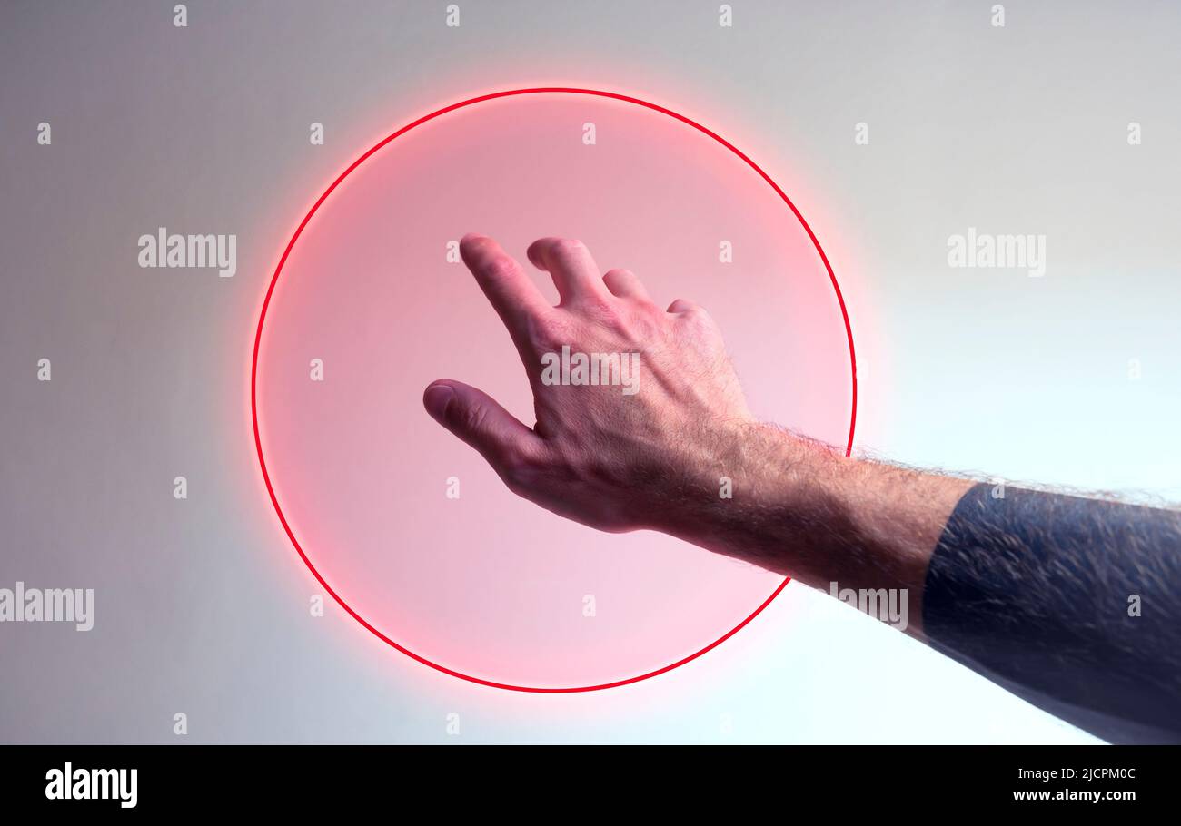 Hand, die in ein Neonlicht als Tor für Metaverse eintritt Stockfoto