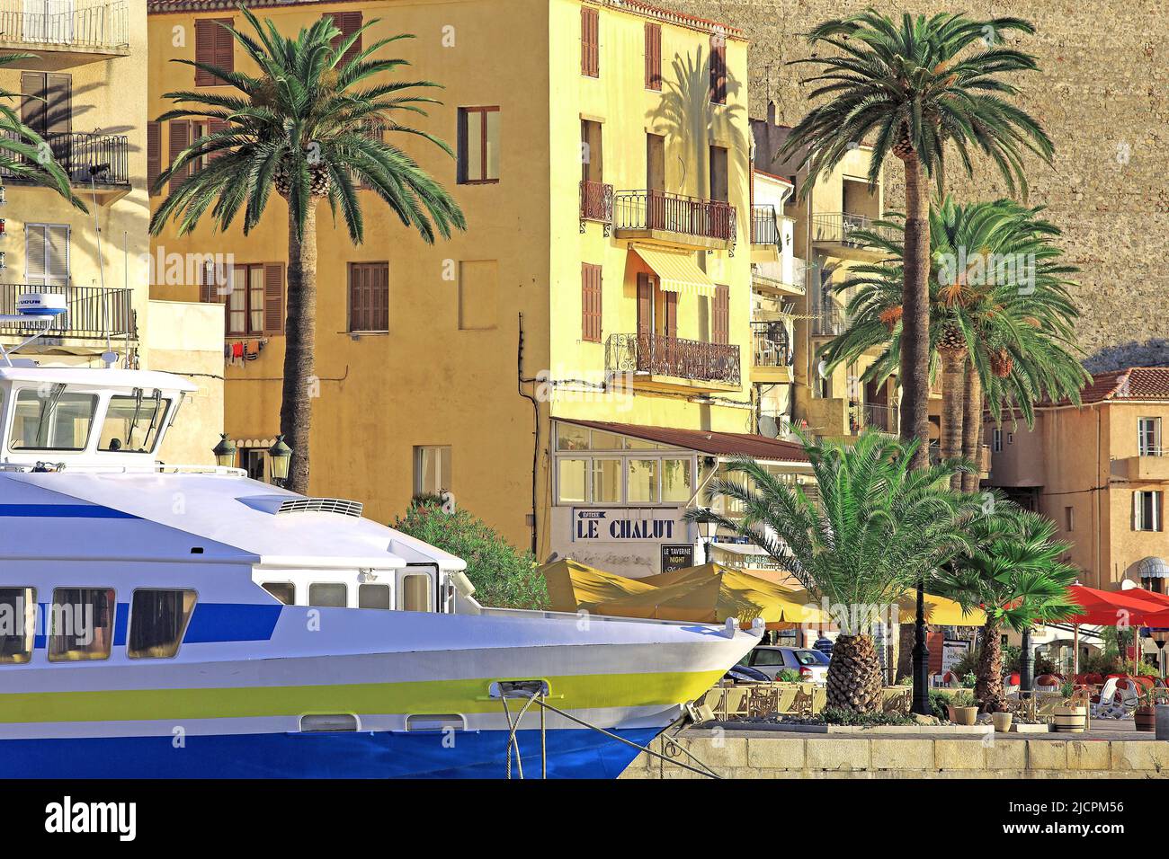 Frankreich, Korsika Calvi, der Hafen, bunte Fassadendetails am Fuße der Zitadelle Stockfoto