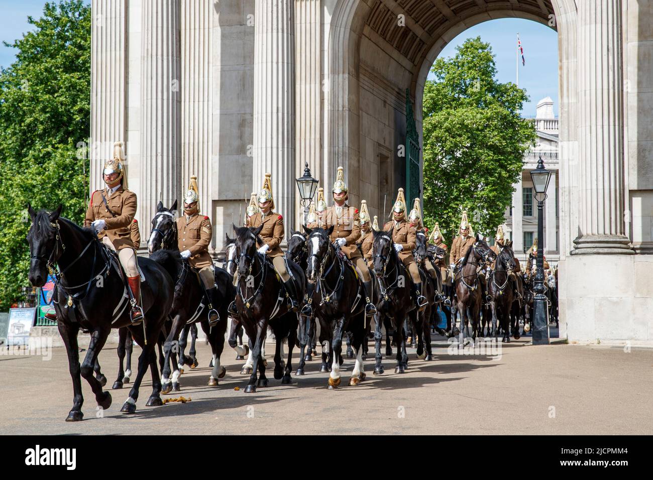 Queens Life Guards reiten am Mittwoch, den 18. Mai 2022, durch Wellington Arch, Hyde Park Corner, London, England, Großbritannien. Stockfoto