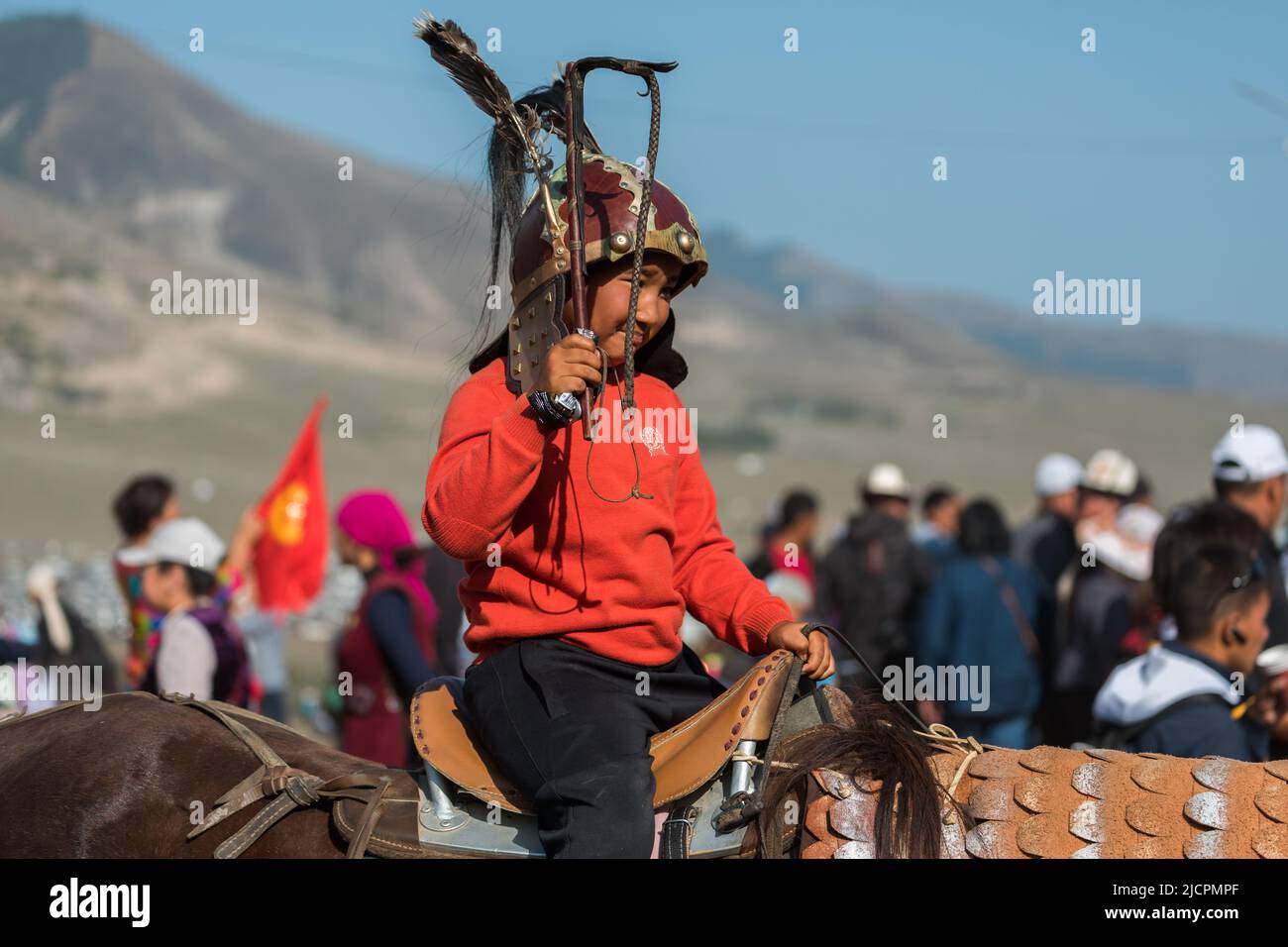 Isyk-Kul, Kirgisistan - 29. September 2018: Junge mit Pferdepeitsche sitzt auf einem Sattel während der World Nomad Games Stockfoto