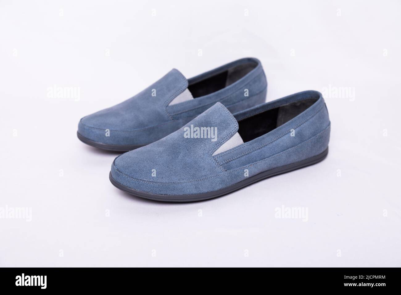 Sky blue Nubuck Slipper für Herren auf weißem Hintergrund Stockfoto