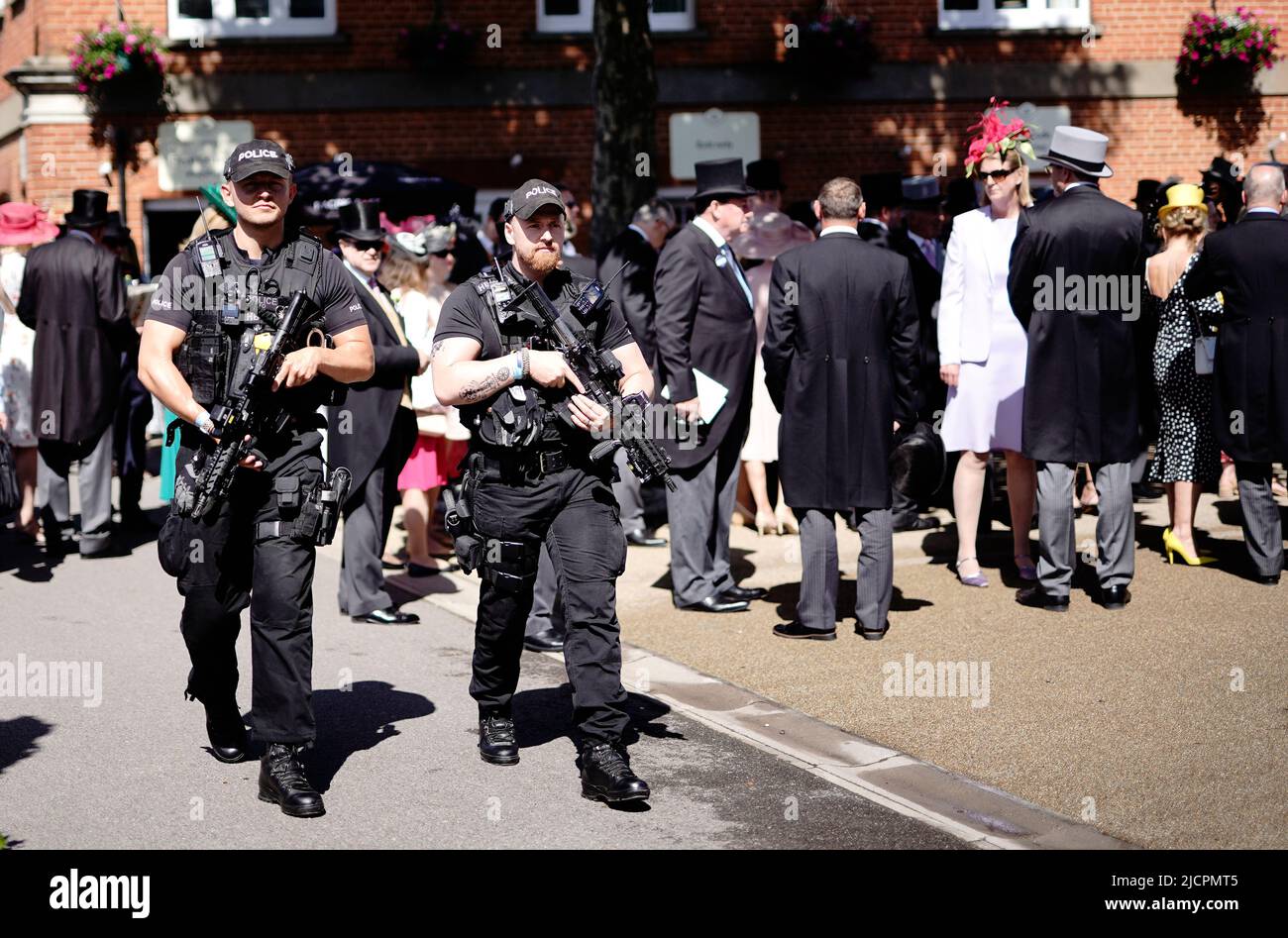 Eine Sicherheitspräsenz am zweiten Tag von Royal Ascot auf der Pferderennbahn Ascot. Bilddatum: Mittwoch, 15. Juni 2022. Stockfoto