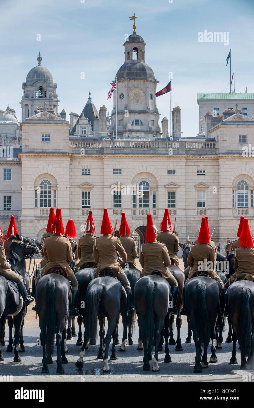 Queens Household Cavalry reitet Pferde auf der Pferdereguards Parade und probt für Trooping the Color in London, England, Vereinigtes Königreich Stockfoto