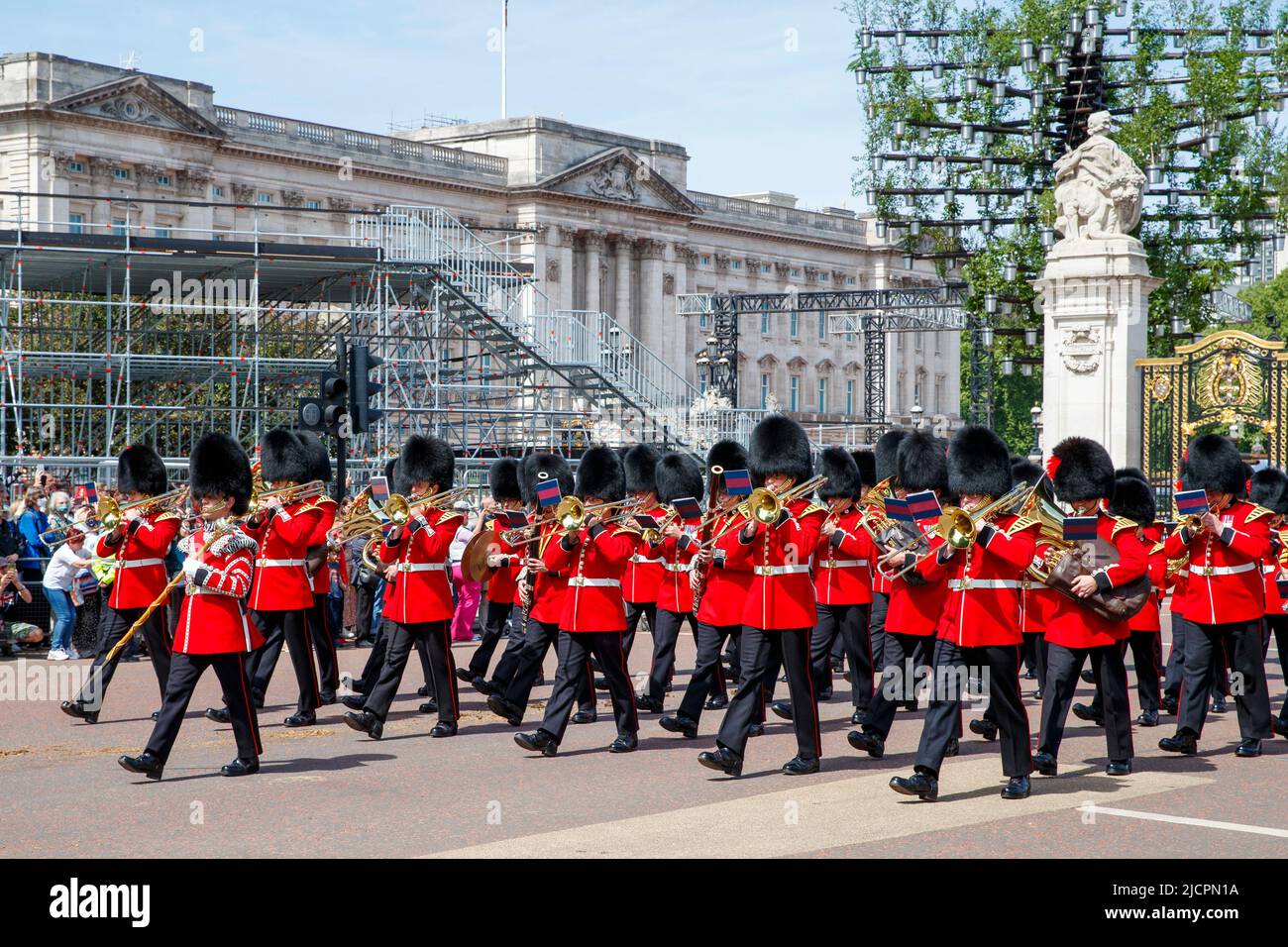 Queen’s Guard Band marschiert nach einem Wachwechsel am Mittwoch, den 18. Mai 2022, in London, England, Großbritannien, aus dem Buckingham Palace. Stockfoto