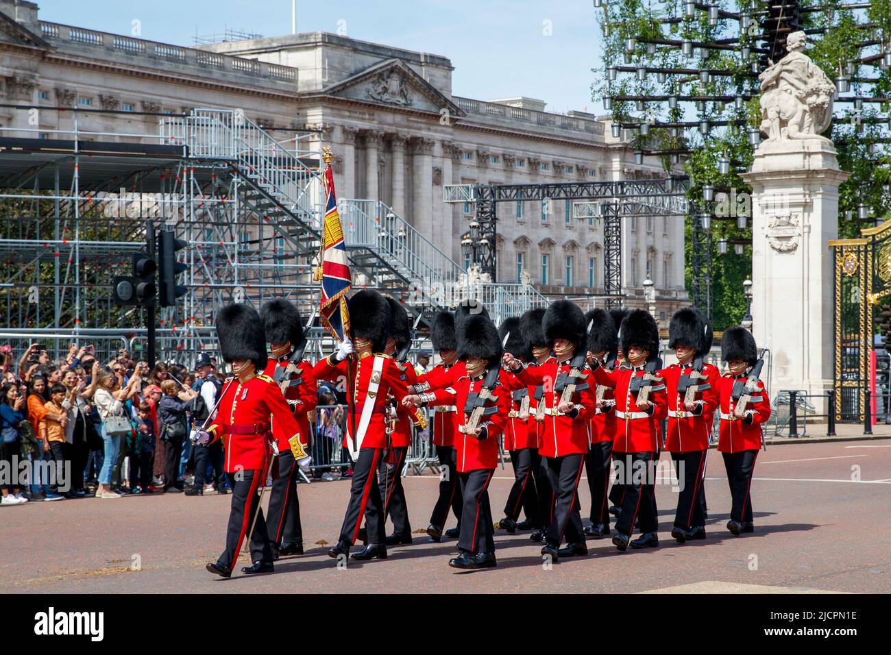 Queen’s Guard marschiert nach einem Wachwechsel am Mittwoch, den 18. Mai 2022, in London, England, Großbritannien, vom Buckingham Palace aus.Foto: David Rowland / Stockfoto