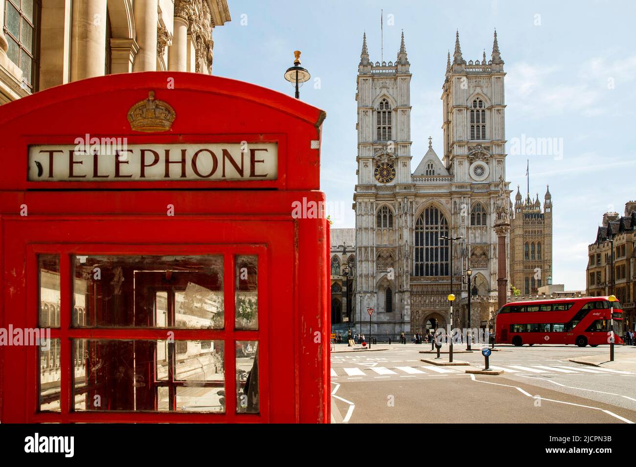 Rote Telefonbox und Westminster Abbey, London, England, Großbritannien am Mittwoch, 18. Mai 2022.Foto: David Rowland / One-Image.com Stockfoto