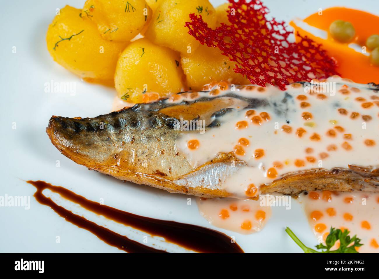 Gegrillter Speer mit Kartoffeln und verschiedenen Saucen auf schwarzem Hintergrund Stockfoto