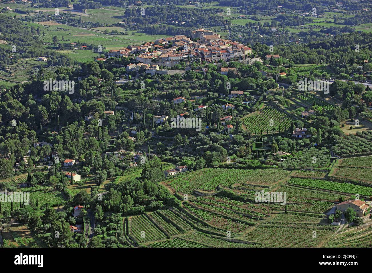Frankreich, Var, thront Dorf Le Castellet im Hinterland von Var, ist es von Weinbergen AOC Bandol umgeben (Luftbild) Stockfoto