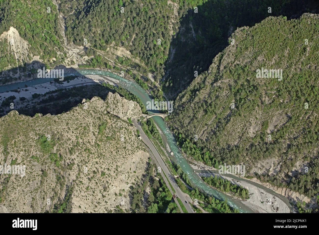 Frankreich, Var, Haute Vallée du Var ist ein Naturgebiet entlang des Nationalparks Mercantour und führt durch die Schluchten des Talkiens von Daluis Cian, enge Schlucht mit einer Brücke (Luftaufnahme) Stockfoto