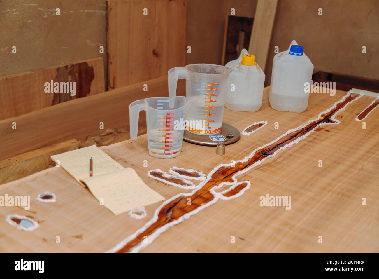 Werkzeuge zur Herstellung von Epoxidharz. Prozess der Herstellung eines Kunstharz und Holztisch. Stockfoto