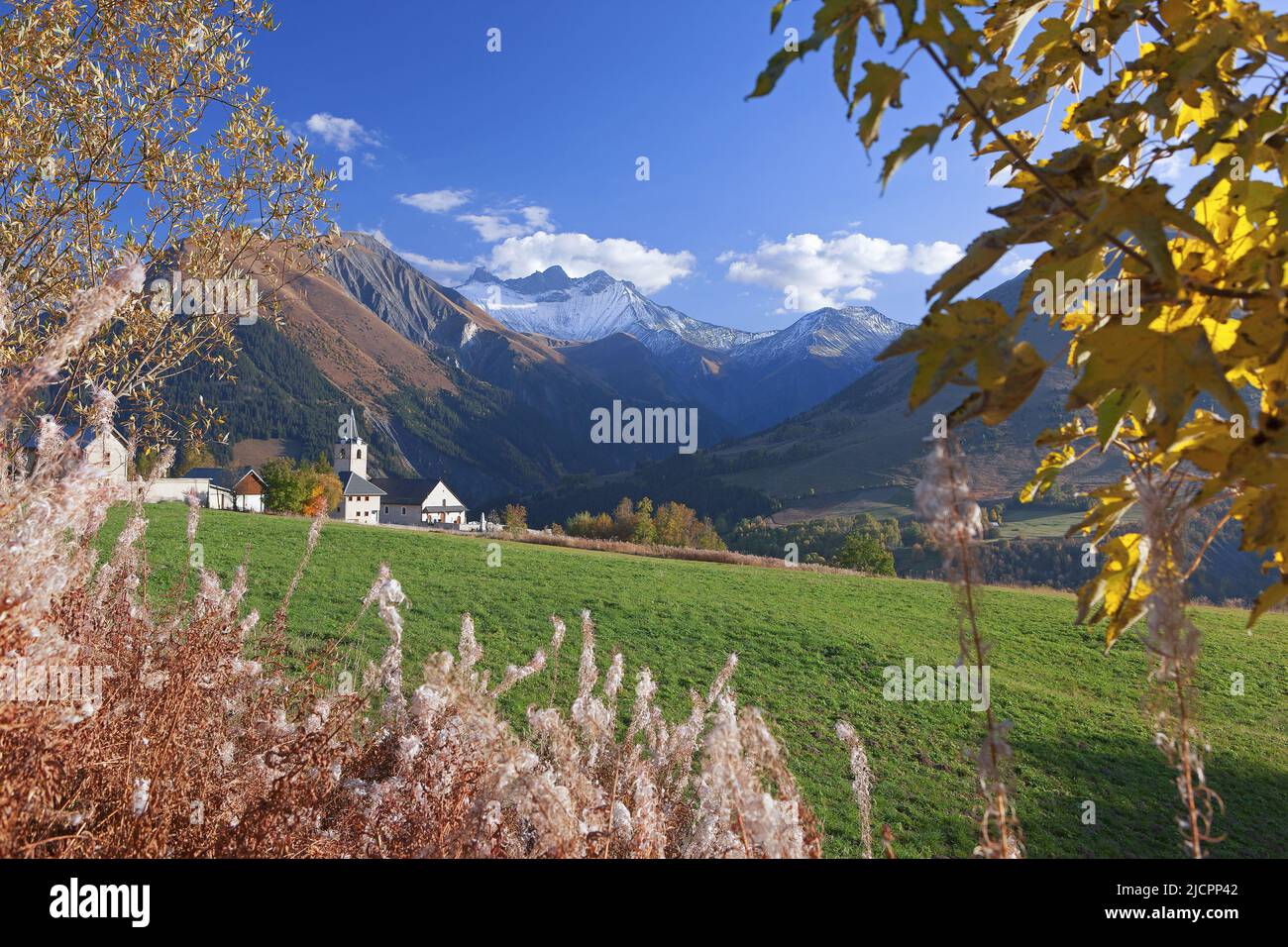 Frankreich, Savoie Saint-Sorlin-d'Arves, Weiler mit Blick auf die Nadeln von Arves Stockfoto