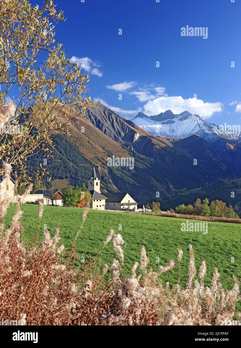 Frankreich, Savoie Saint-Sorlin-d'Arves, Weiler mit Blick auf die Nadeln von Arves Stockfoto