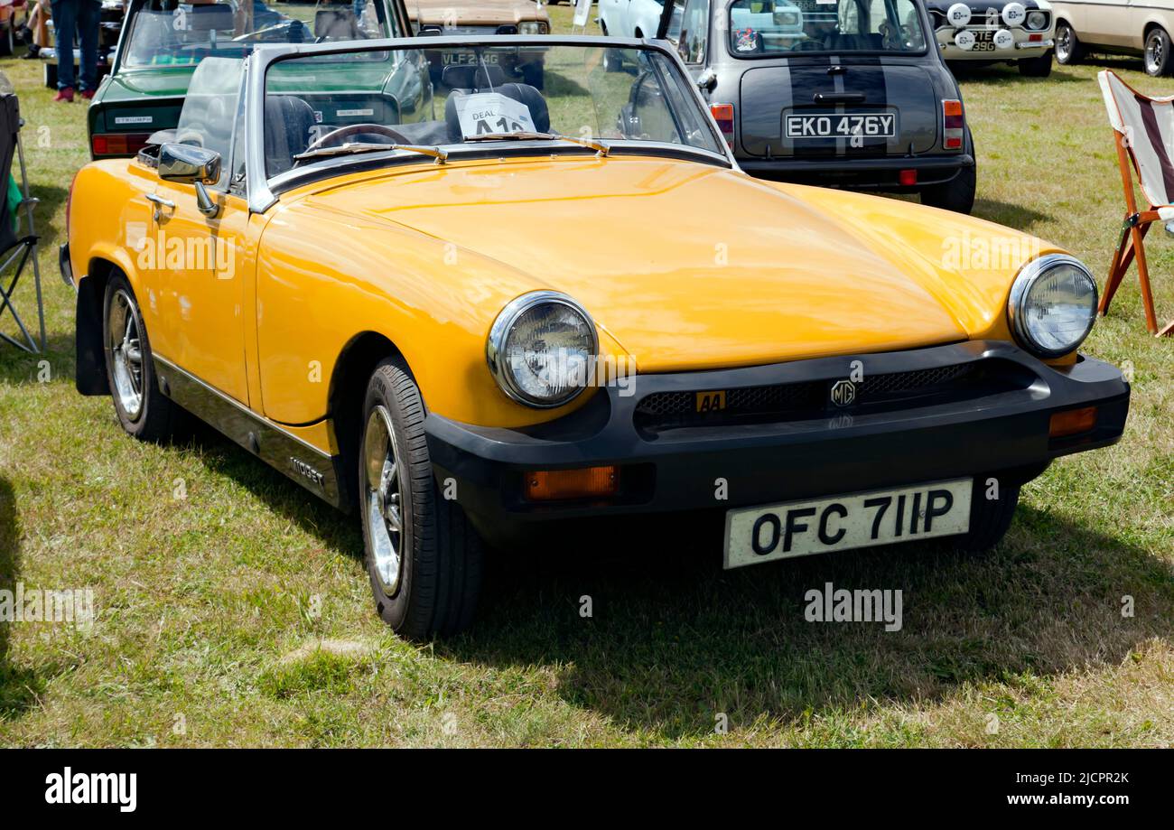 Drei Viertel Vorderansicht eines Yellow, 1975, MG Midget, auf der Deal Classic Car Show 2022 Stockfoto