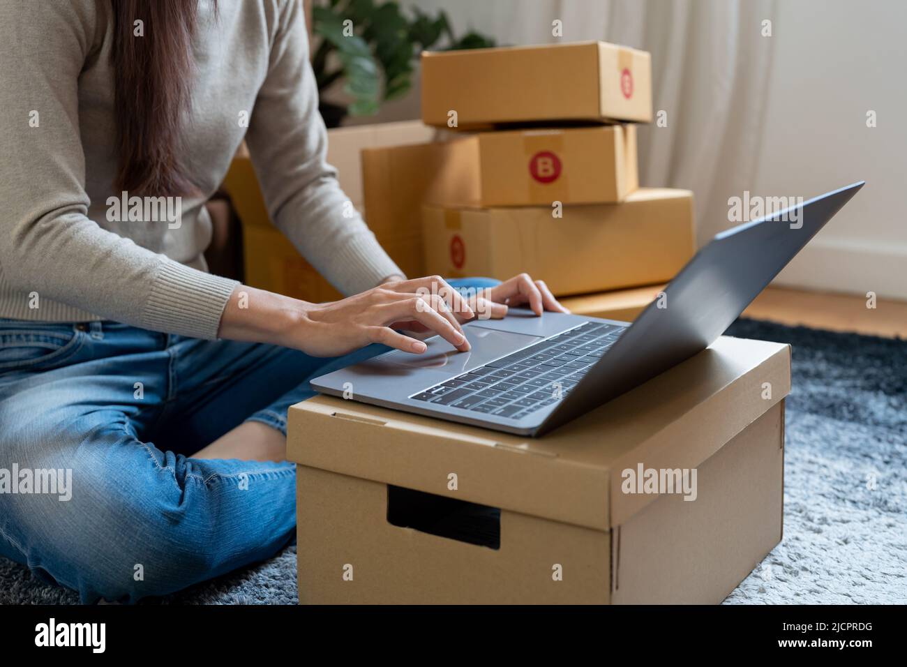 Starten Sie den erfolgreichen Inhaber eines kleinen Unternehmens, arbeiten Sie von zu Hause aus mit einem Laptop und einer Online-Bestellung. Stockfoto
