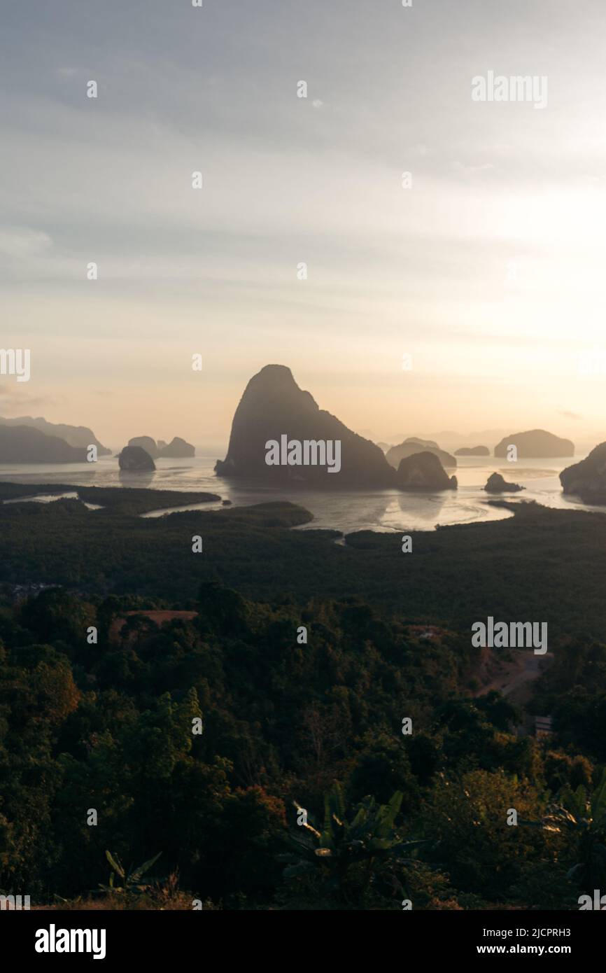 Panoramablick auf die Phang Nga Bay vom Samet Nangshe Aussichtspunkt, Thailand Stockfoto