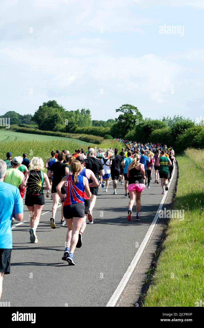Läufer beim Straßenrennen 2022 Two Castles 10K, Warwickshire, Großbritannien Stockfoto