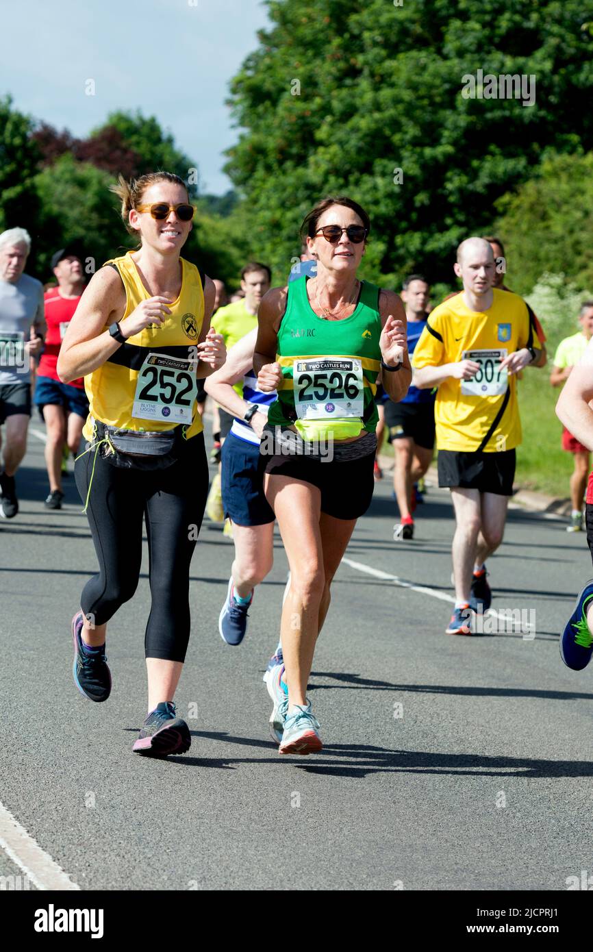 Läufer beim Straßenrennen 2022 Two Castles 10K, Warwickshire, Großbritannien Stockfoto