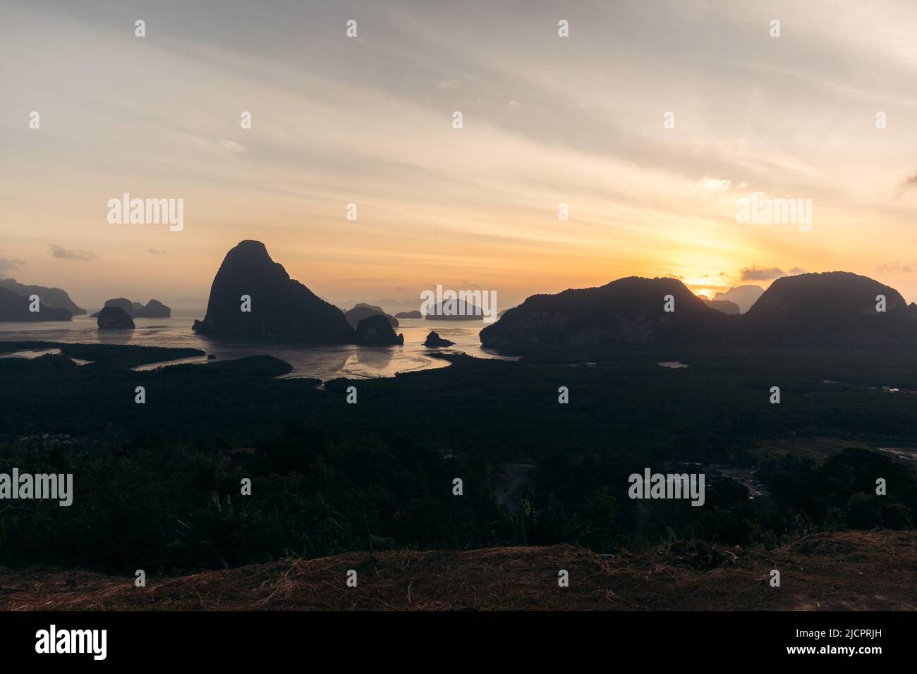 Panoramablick auf die Phang Nga Bay vom Samet Nangshe Aussichtspunkt, Thailand Stockfoto