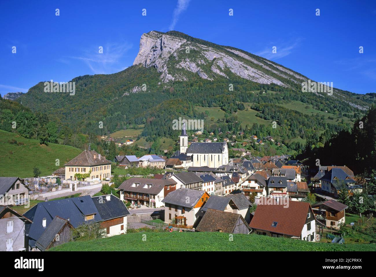 Frankreich, Savoie Saint-Pierre-d'Entremont das Dorf am Fuße des Felsens Veyrand Stockfoto