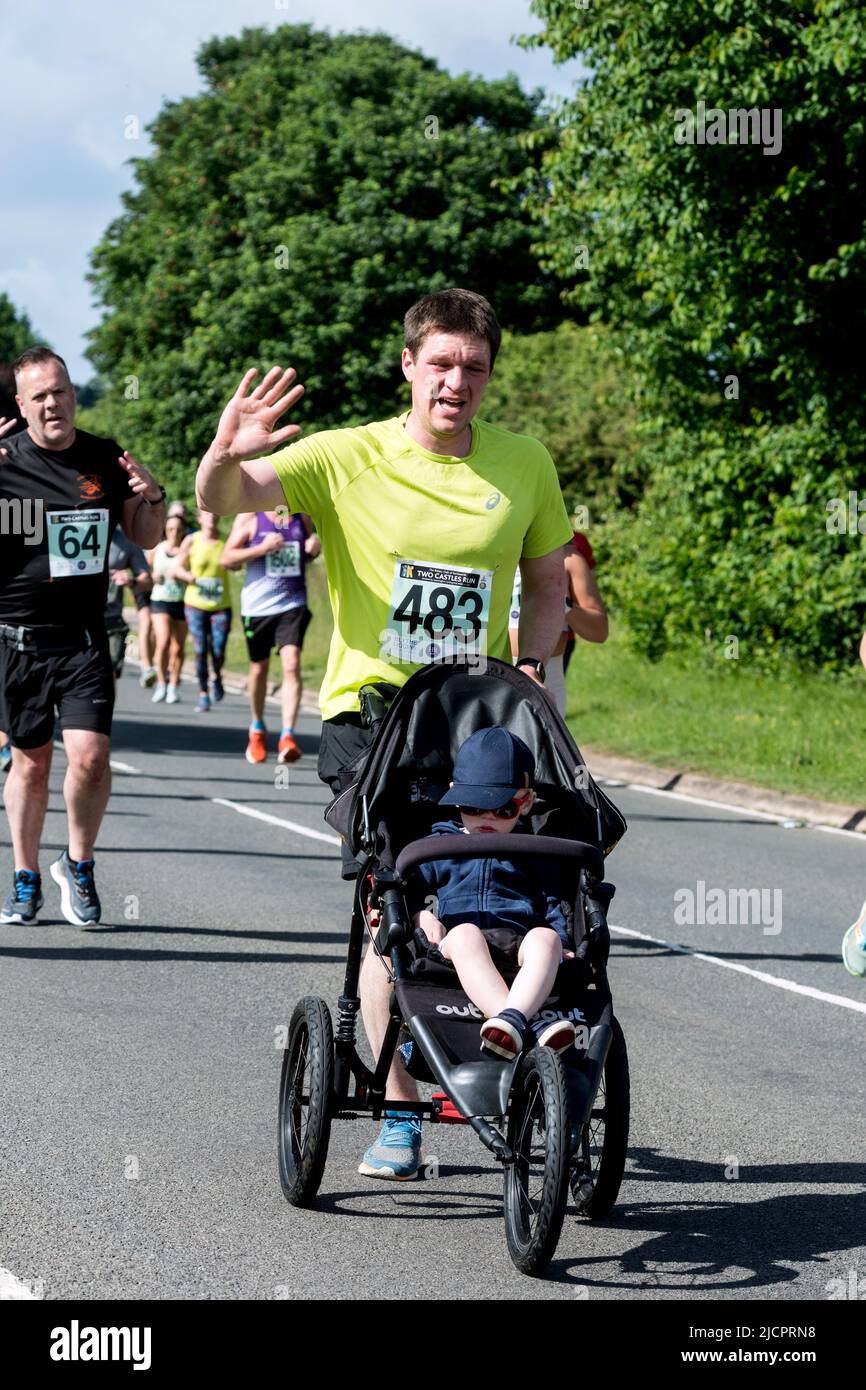 Läufer beim Straßenrennen 2022 Two Castles 10K, Warwickshire, Großbritannien Stockfoto