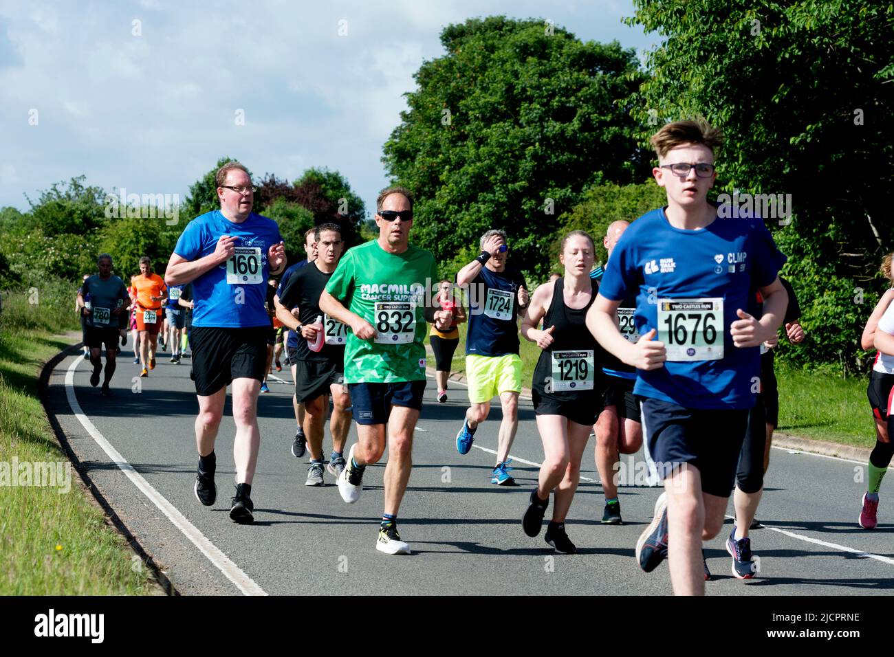 Läufer beim Straßenrennen 2022 Two Castles 10K, Warwickshire, Großbritannien Stockfoto