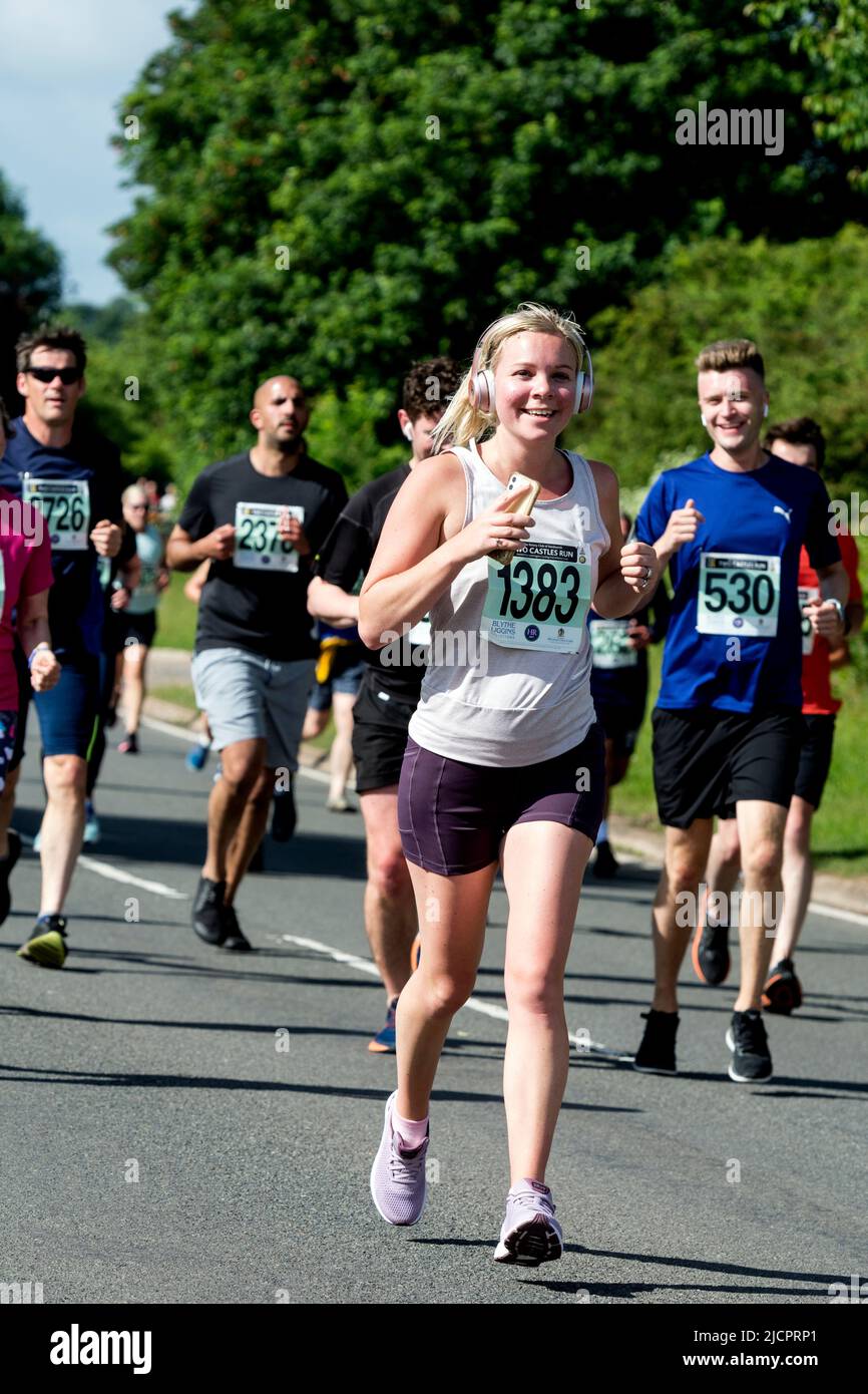 Läufer beim Straßenrennen 2022 Two Castles 10K, Warwickshire, Großbritannien Stockfoto