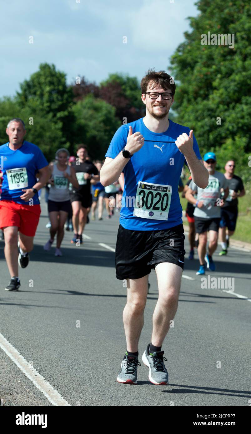 Läufer beim Straßenrennen 2022 Two Castles 10K, Warwickshire, Großbritannien Stockfoto